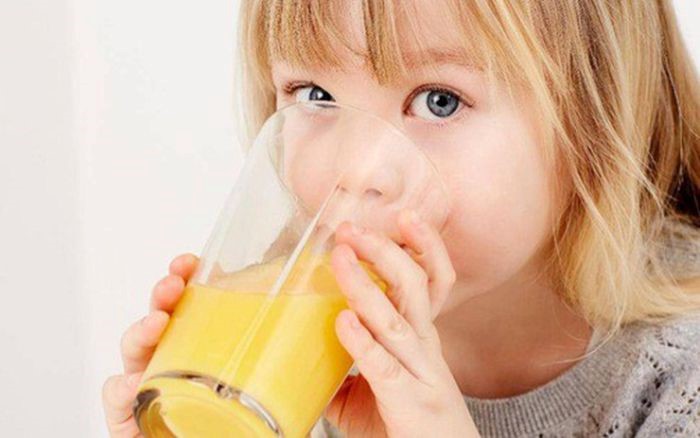 Uống nước cam giàu vitamin C rất tốt cho những người đang bị sốt